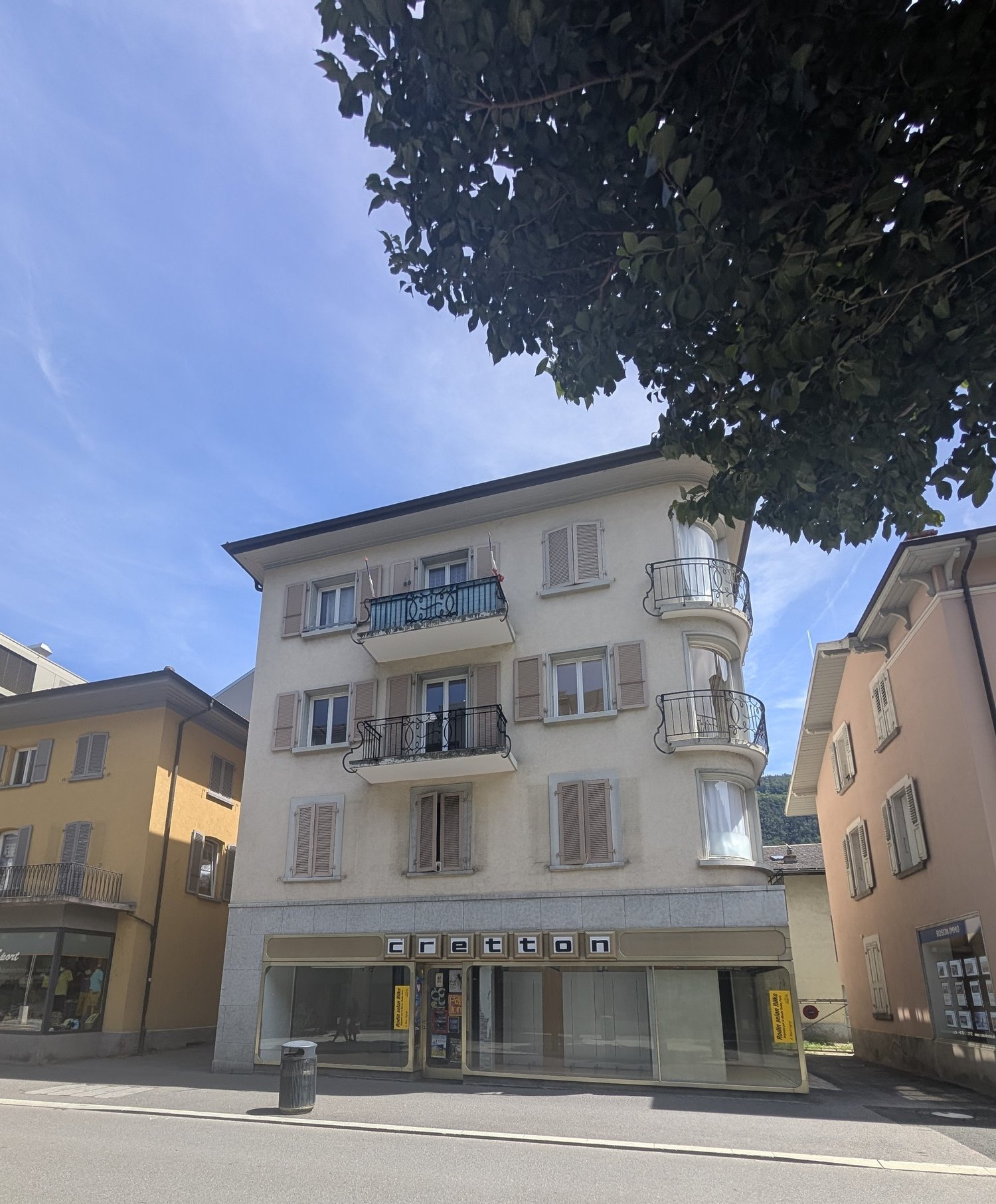 229m² commercial, photo 1 of 10