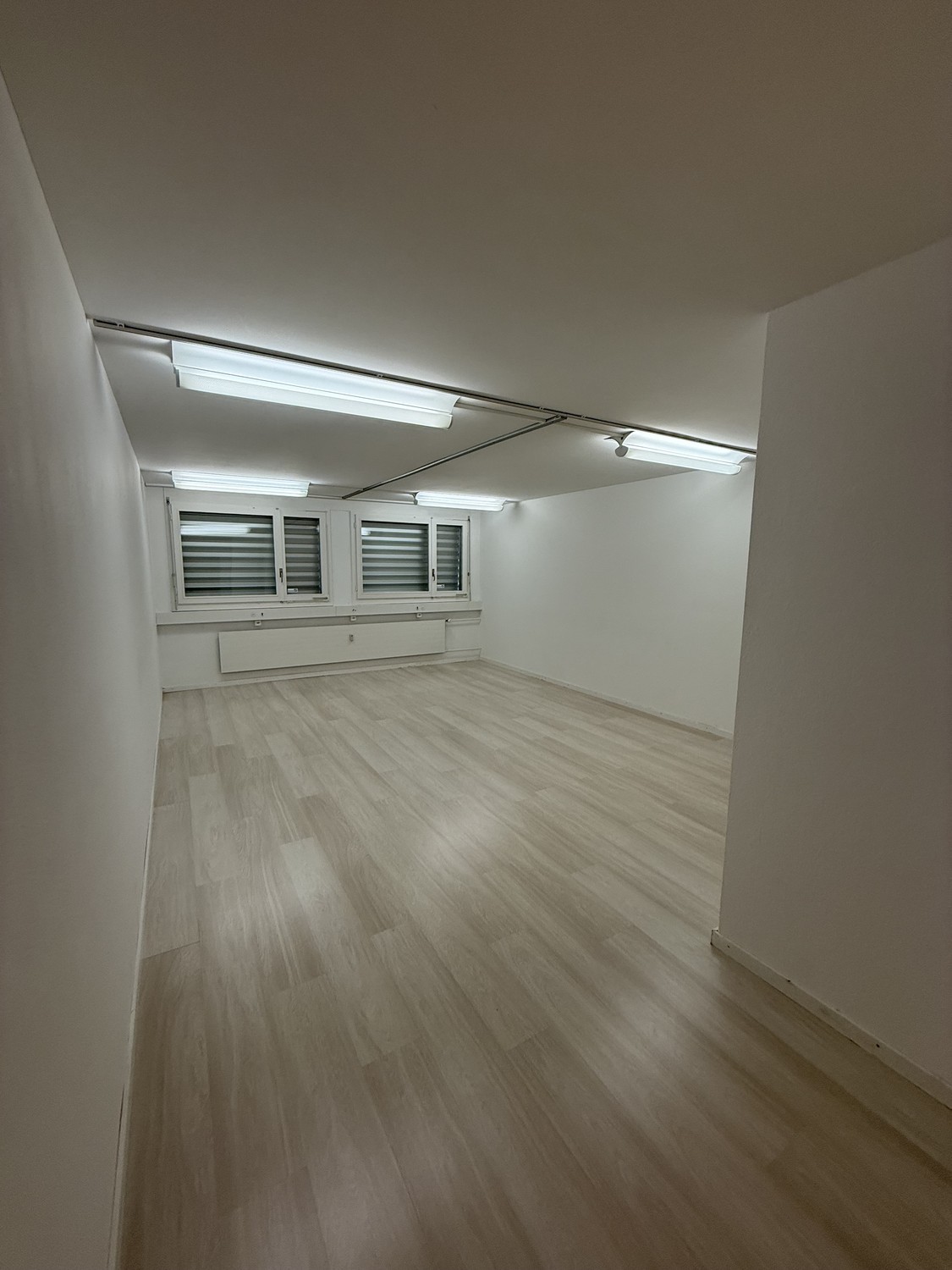128m² commercial