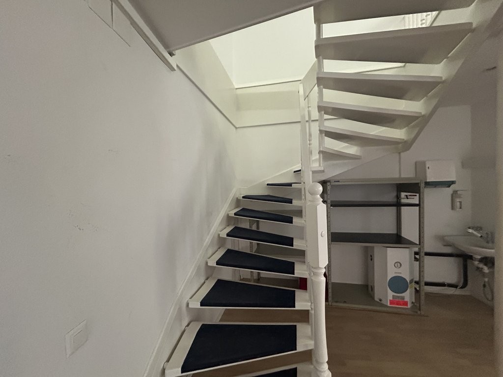145m² shop, photo 3 of 5