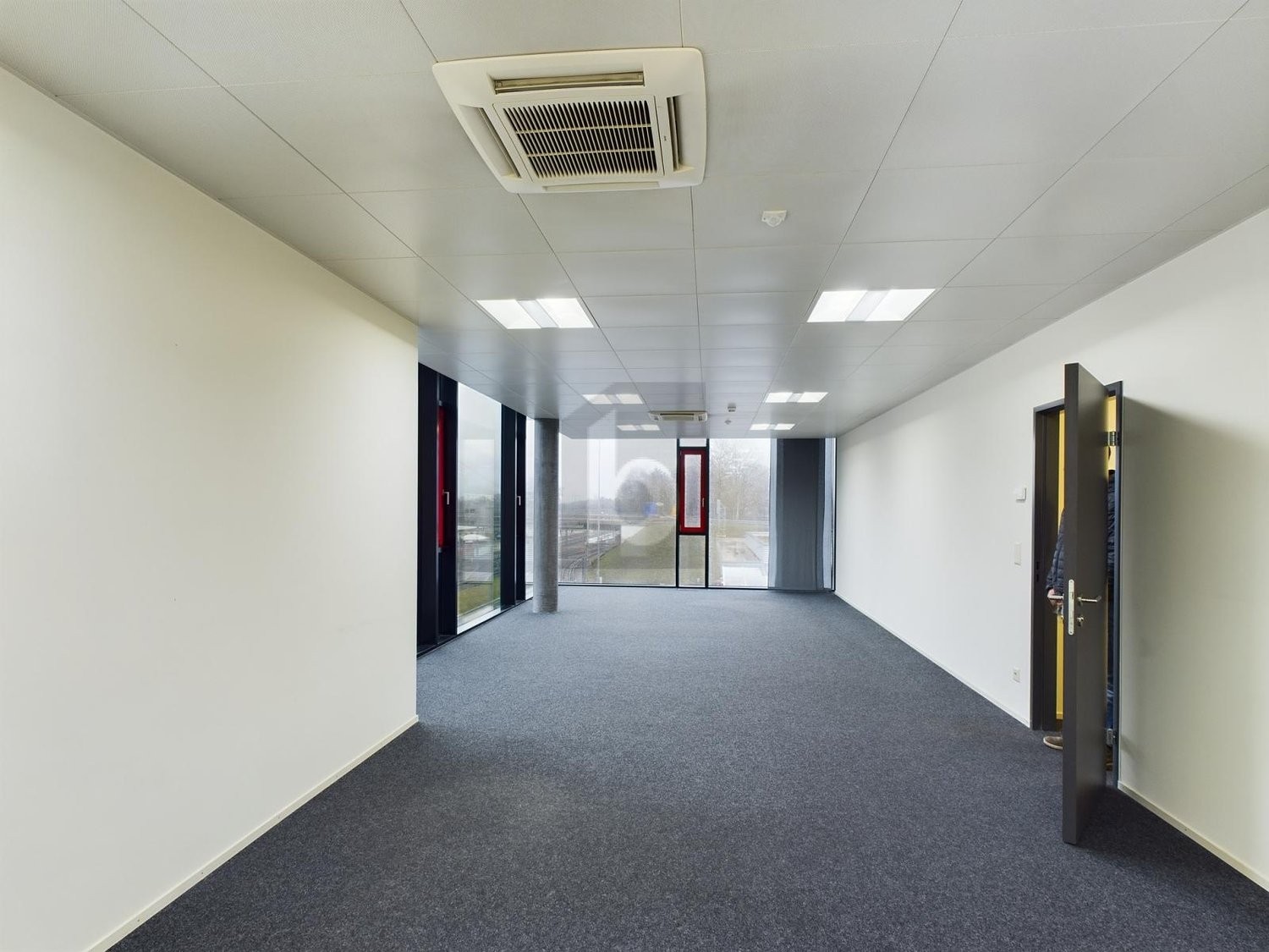150m² office, photo 1 of 4