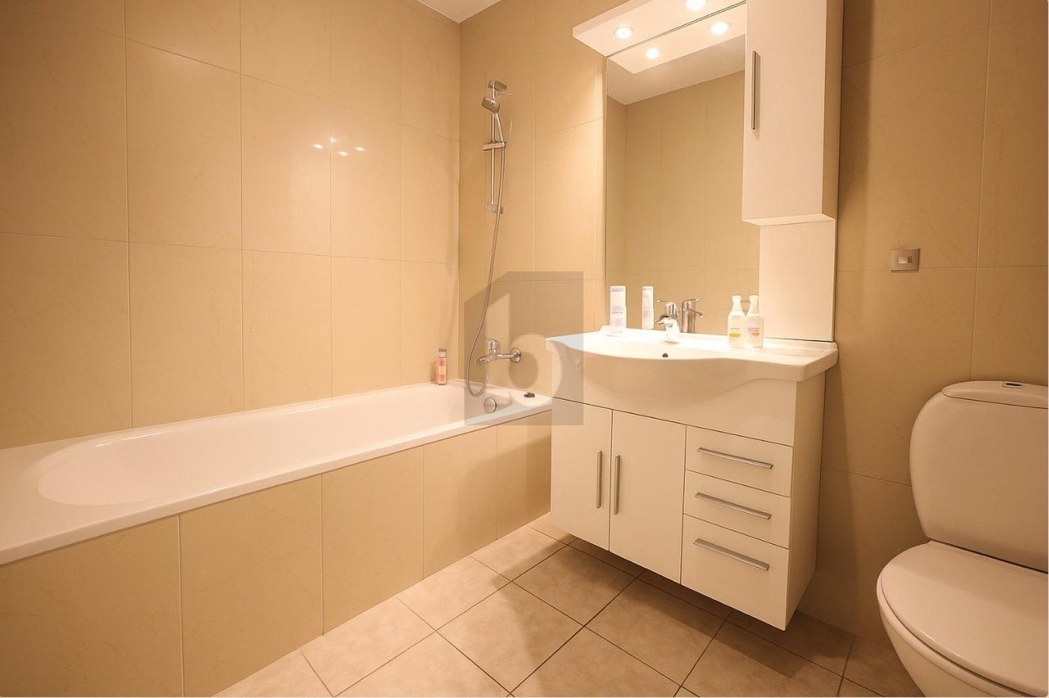 1231m² bâtiment résidentiel / commercial
