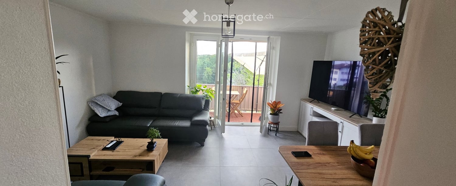 3 ½ room apartment much bright, fully renovated. Including an entrance hall, a fully equipped kitchen, a living room, two bedrooms, a balcony with a very beautiful view, a bathroom, a large attic, and a large cellar.
Available for the first of November. Rent 1710 Frs. including charges., photo 2 of 5
