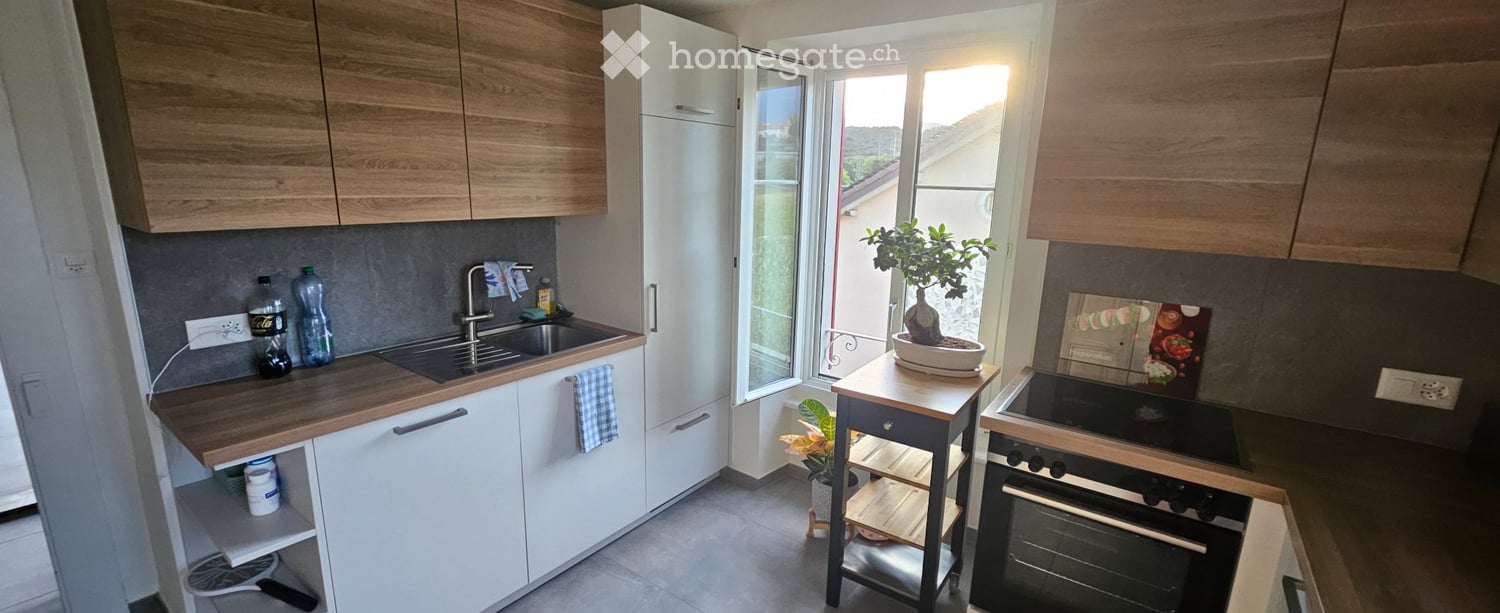 3 ½ room apartment much bright, fully renovated. Including an entrance hall, a fully equipped kitchen, a living room, two bedrooms, a balcony with a very beautiful view, a bathroom, a large attic, and a large cellar.
Available for the first of November. Rent 1710 Frs. including charges., photo 4 of 5