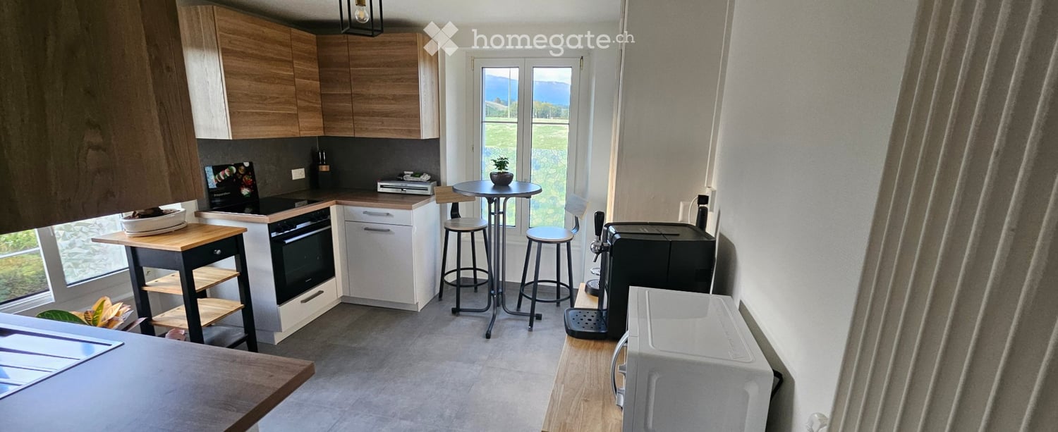 3 ½ room apartment much bright, fully renovated. Including an entrance hall, a fully equipped kitchen, a living room, two bedrooms, a balcony with a very beautiful view, a bathroom, a large attic, and a large cellar.
Available for the first of November. Rent 1710 Frs. including charges., photo 3 of 5