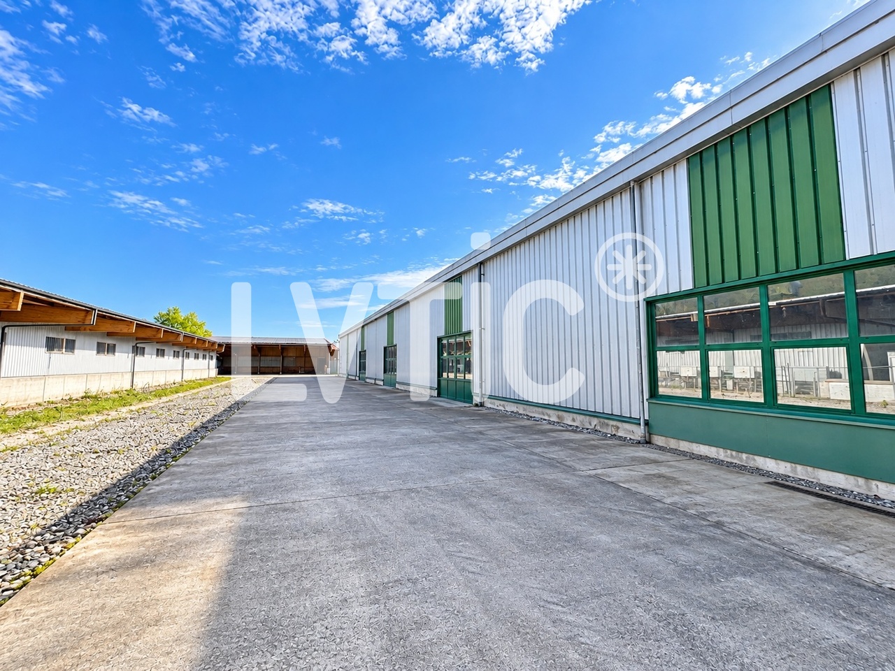 2100m² storage room