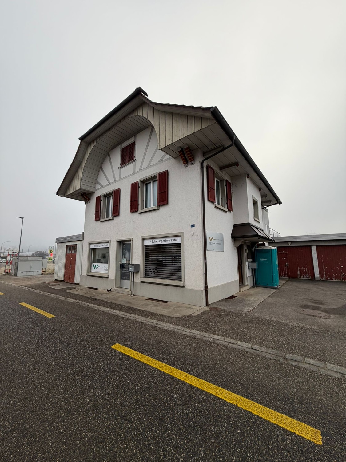 240m² shop, photo 1 of 10