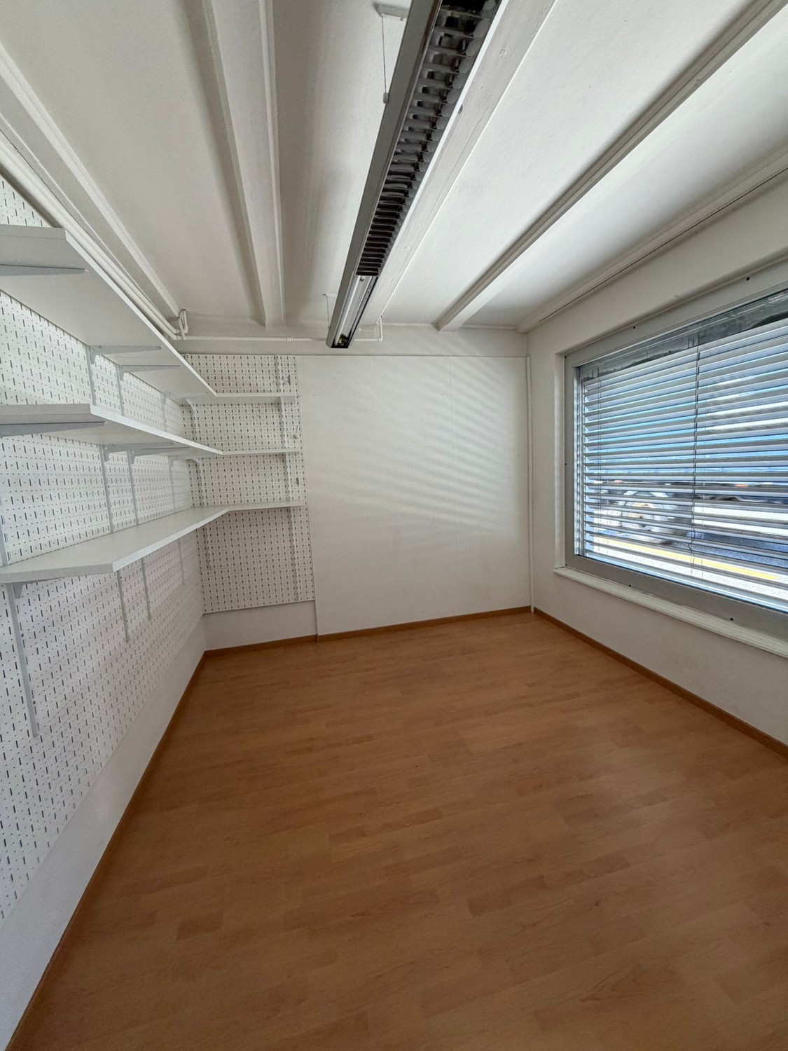 240m² shop, photo 6 of 10