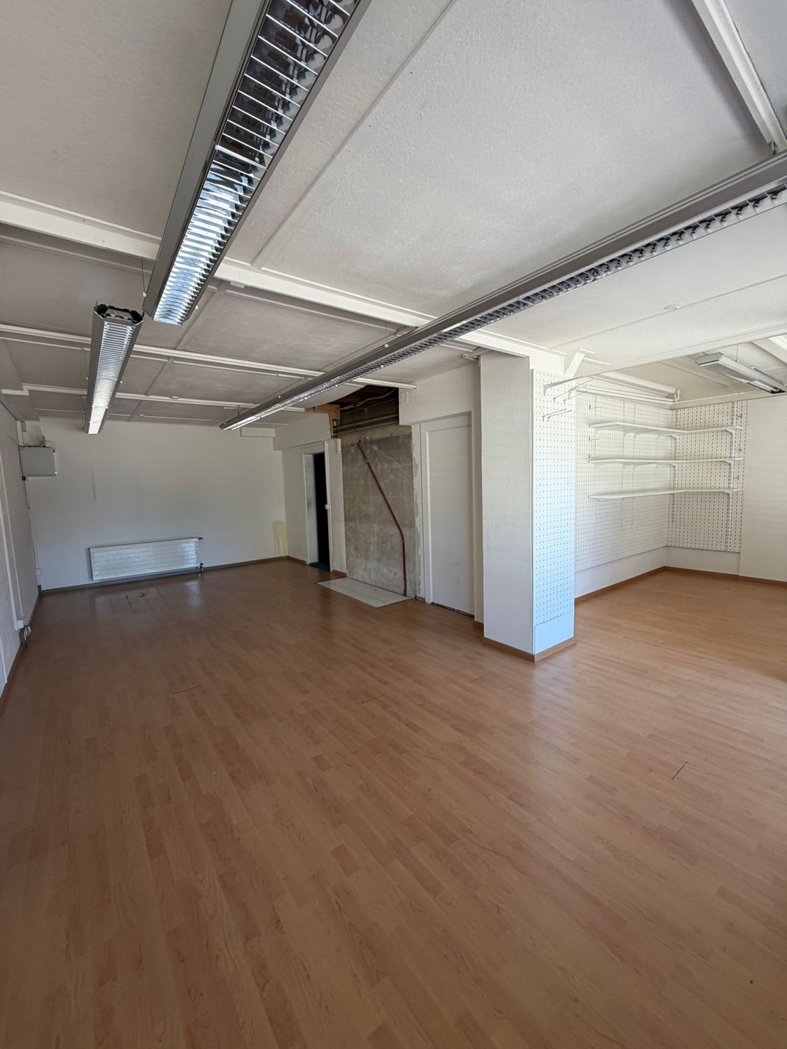 240m² shop, photo 2 of 10