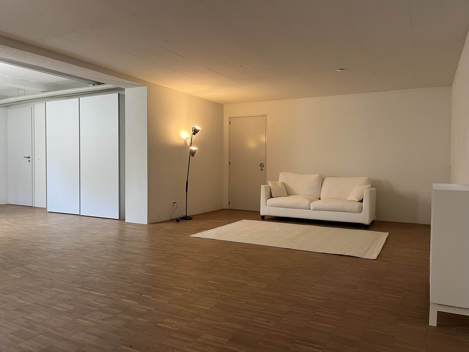 45m² commercial

Atelier, movement or hobby room, ideal for yoga, pilates, sports or similar. 

Room is located in the sous-sol of a single-family house, but has daylight, windows that can be opened and its own entrance. With heating, electricity, parquet flooring, small kitchen, WC/shower and cabin, photo 1 of 4