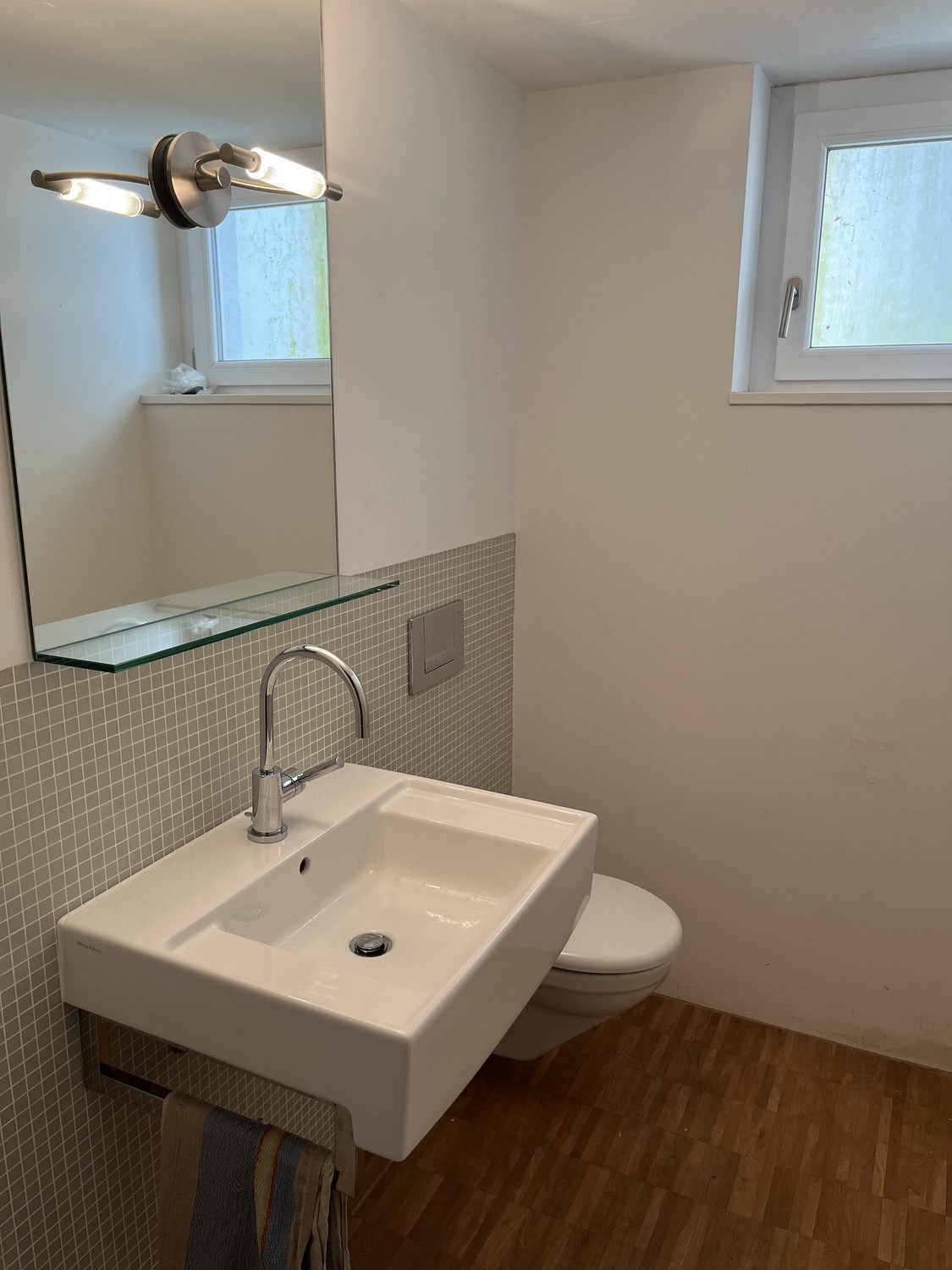 45m² commercial

Atelier, movement or hobby room, ideal for yoga, pilates, sports or similar. 

Room is located in the sous-sol of a single-family house, but has daylight, windows that can be opened and its own entrance. With heating, electricity, parquet flooring, small kitchen, WC/shower and cabin, photo 4 of 4