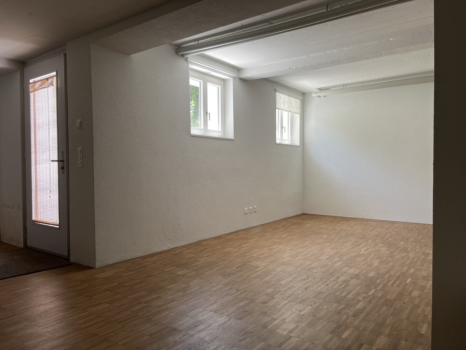 45m² commercial

Atelier, movement or hobby room, ideal for yoga, pilates, sports or similar. 

Room is located in the sous-sol of a single-family house, but has daylight, windows that can be opened and its own entrance. With heating, electricity, parquet flooring, small kitchen, WC/shower and cabin, photo 2 of 4