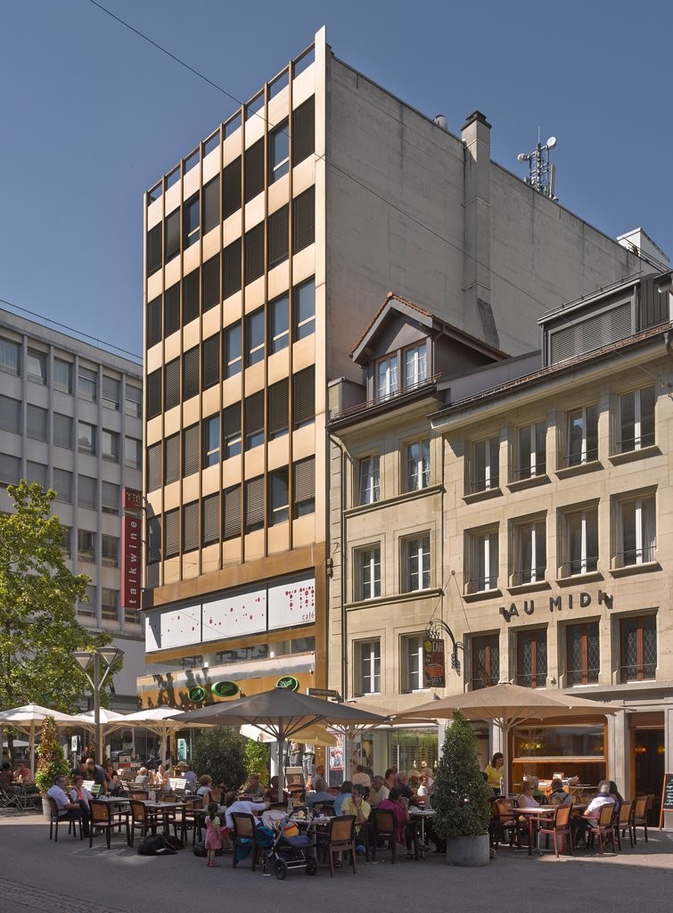 790m² shop, photo 1 of 10