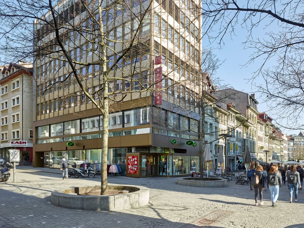 790m² shop, photo 2 of 10