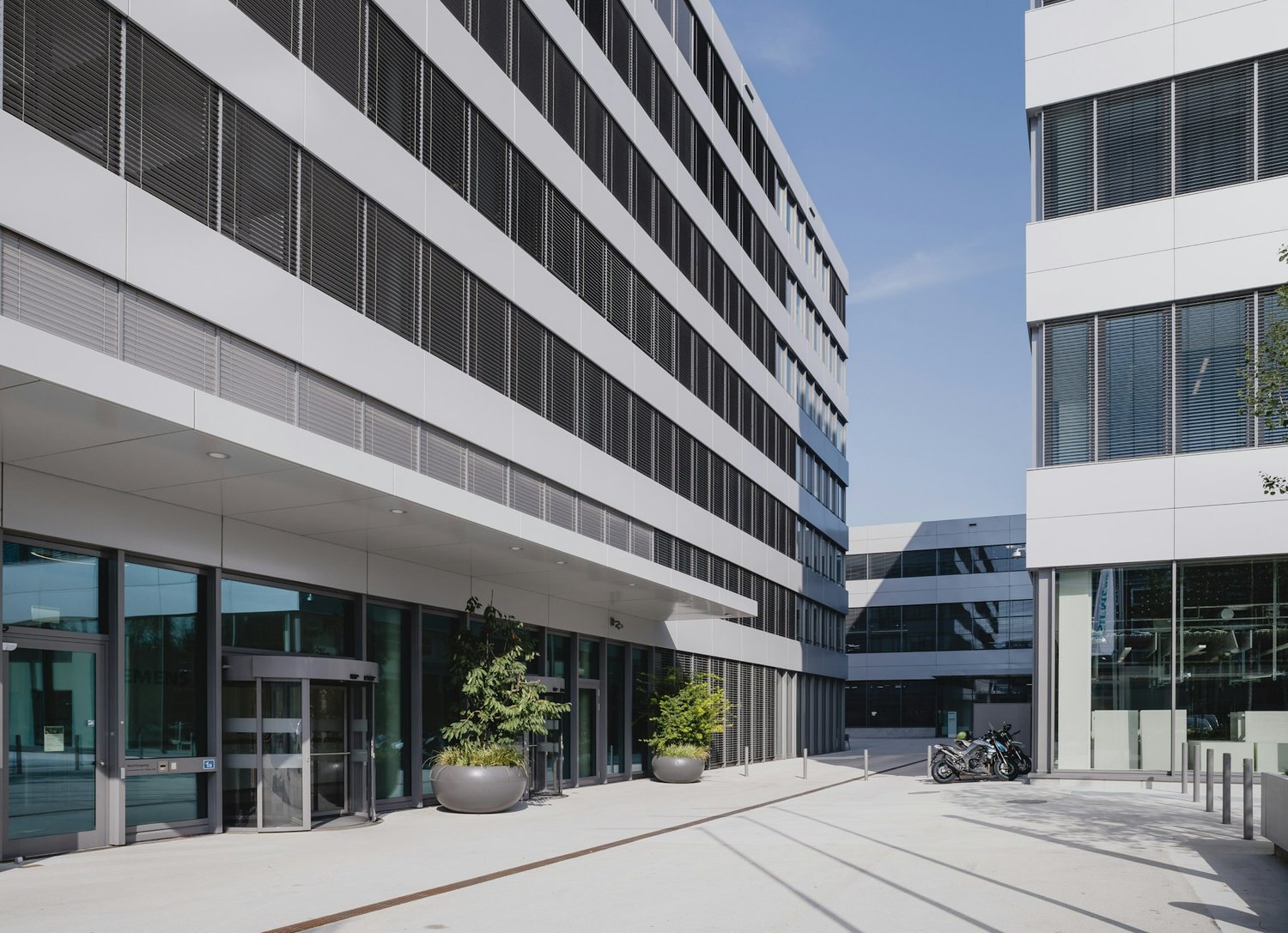 2980m² office