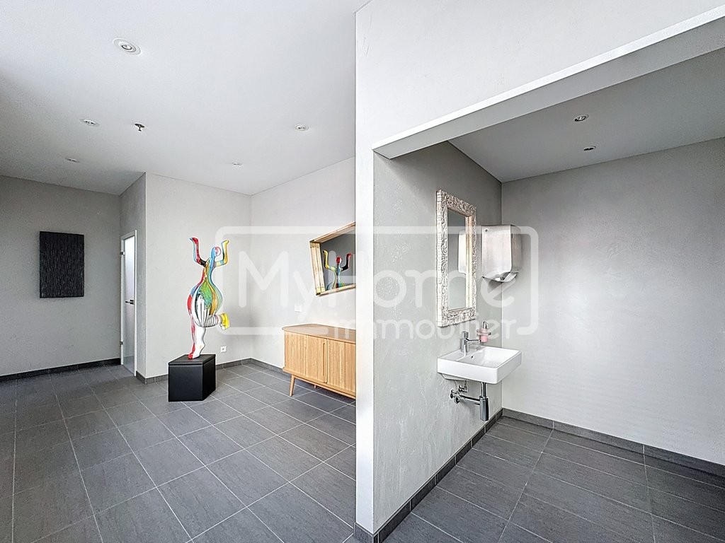 967m² shop
