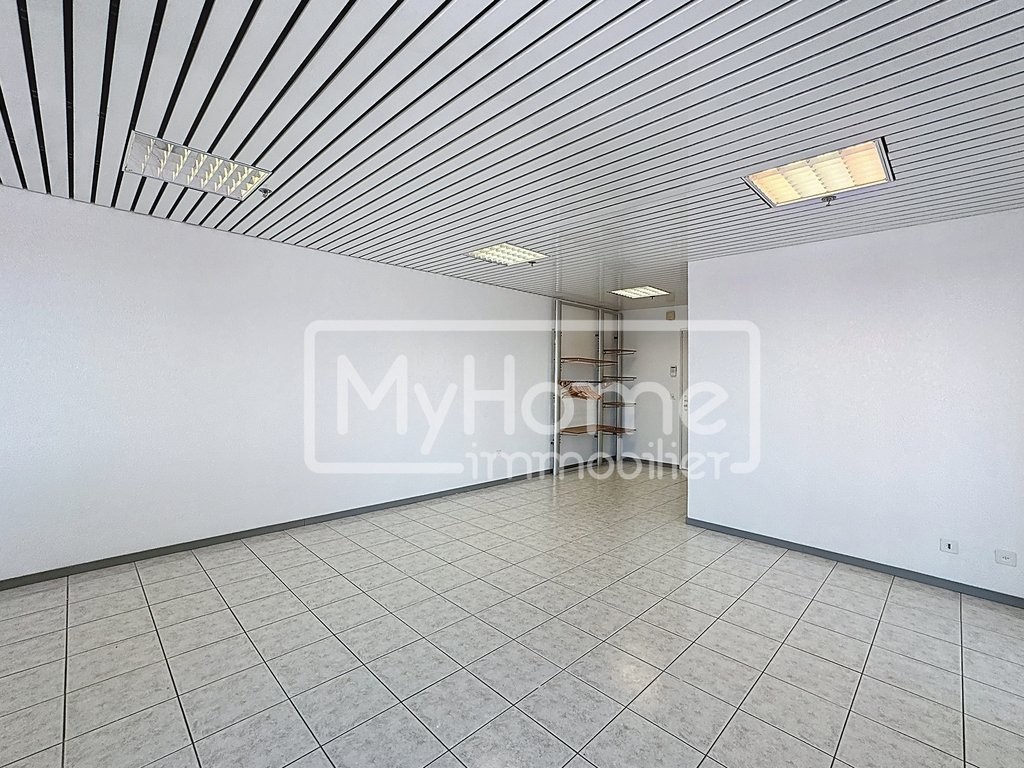103m² shop, photo 1 of 6