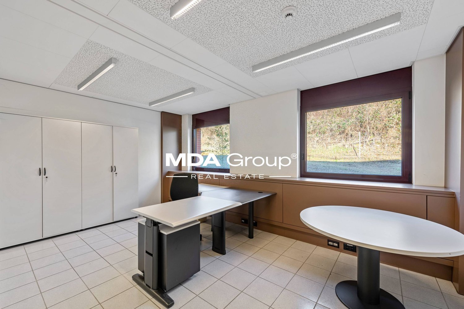 332m² office, photo 1 of 10