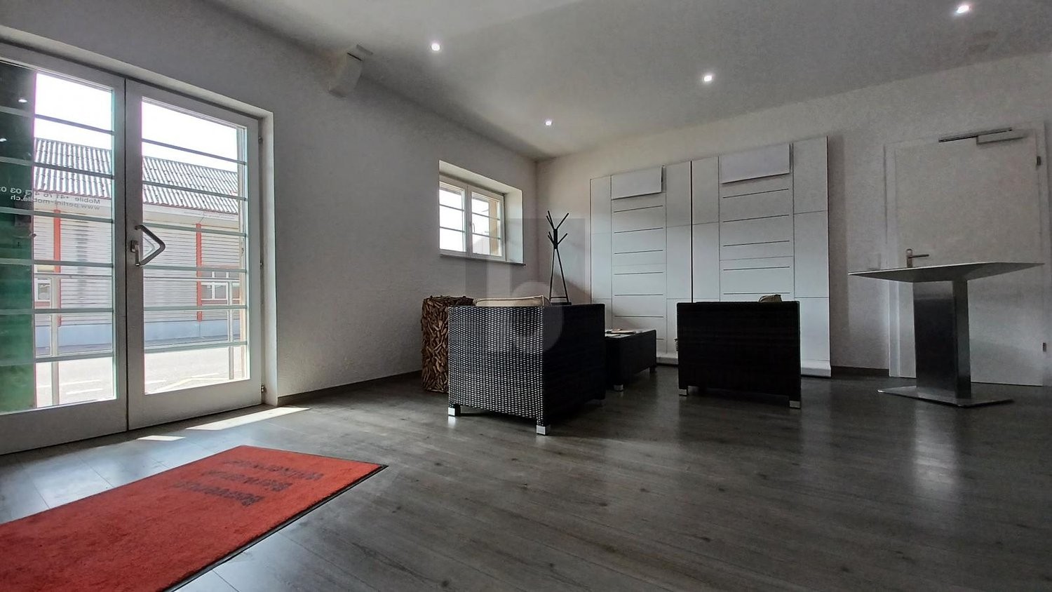 85m² shop, photo 1 of 4