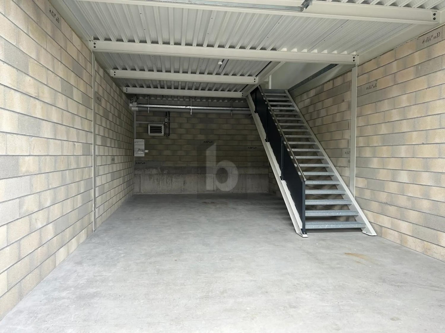 140m² storage room