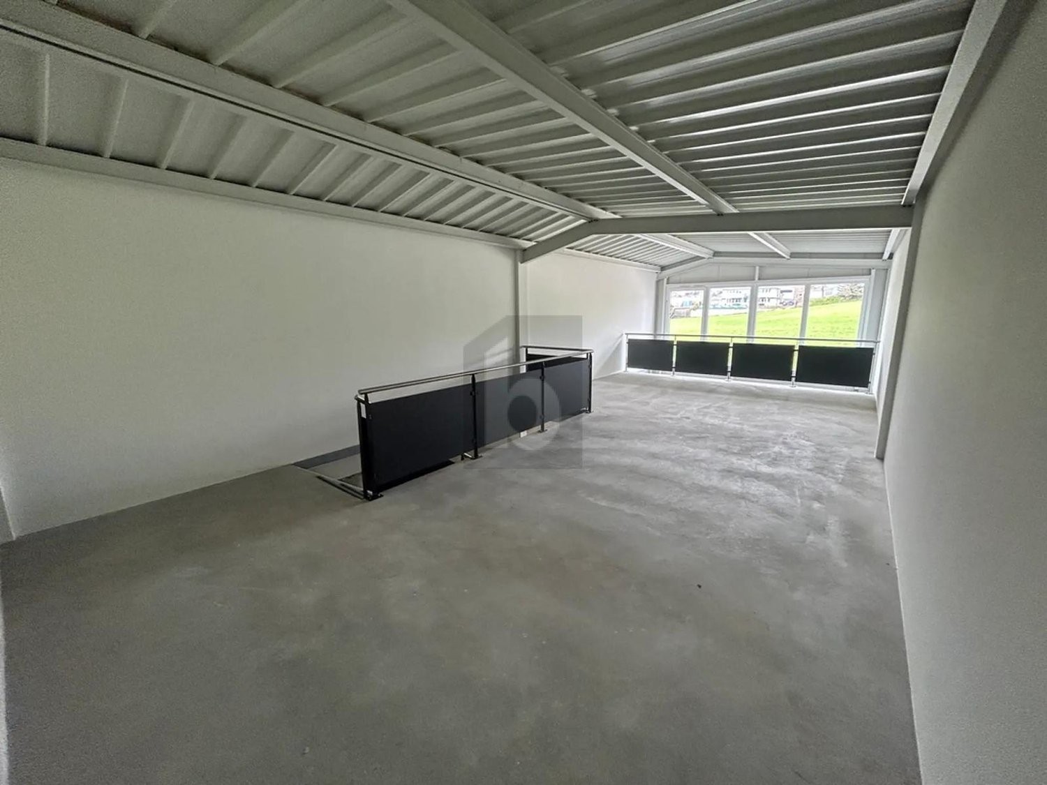 140m² storage room