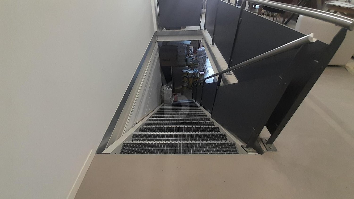 140m² storage room