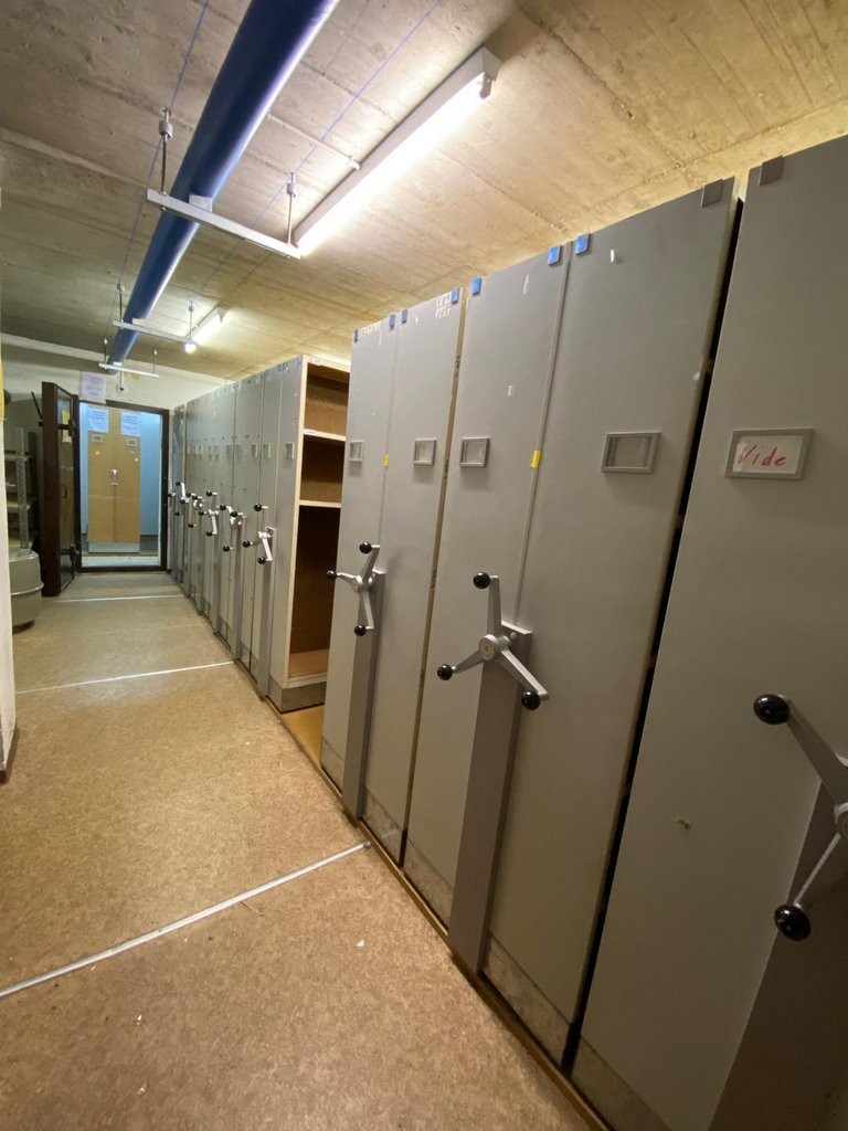 160m² storage room
