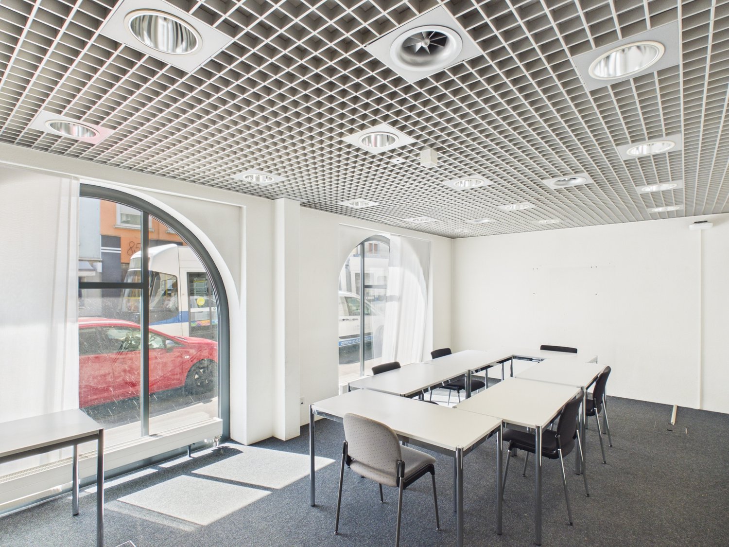 697m² office, photo 2 of 10