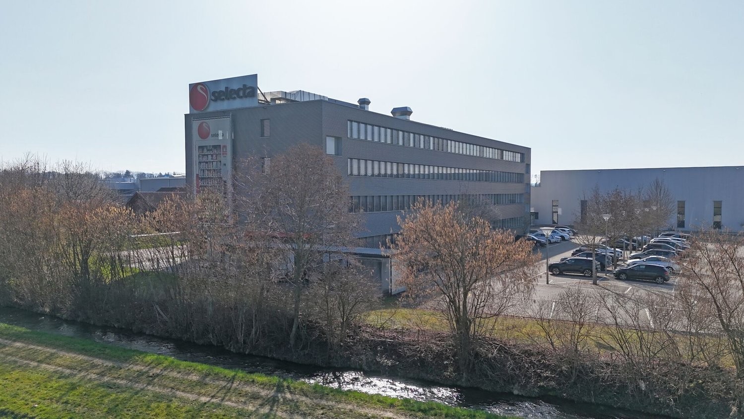 904m² commercial