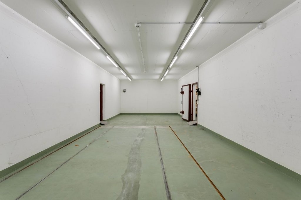 310m² storage room