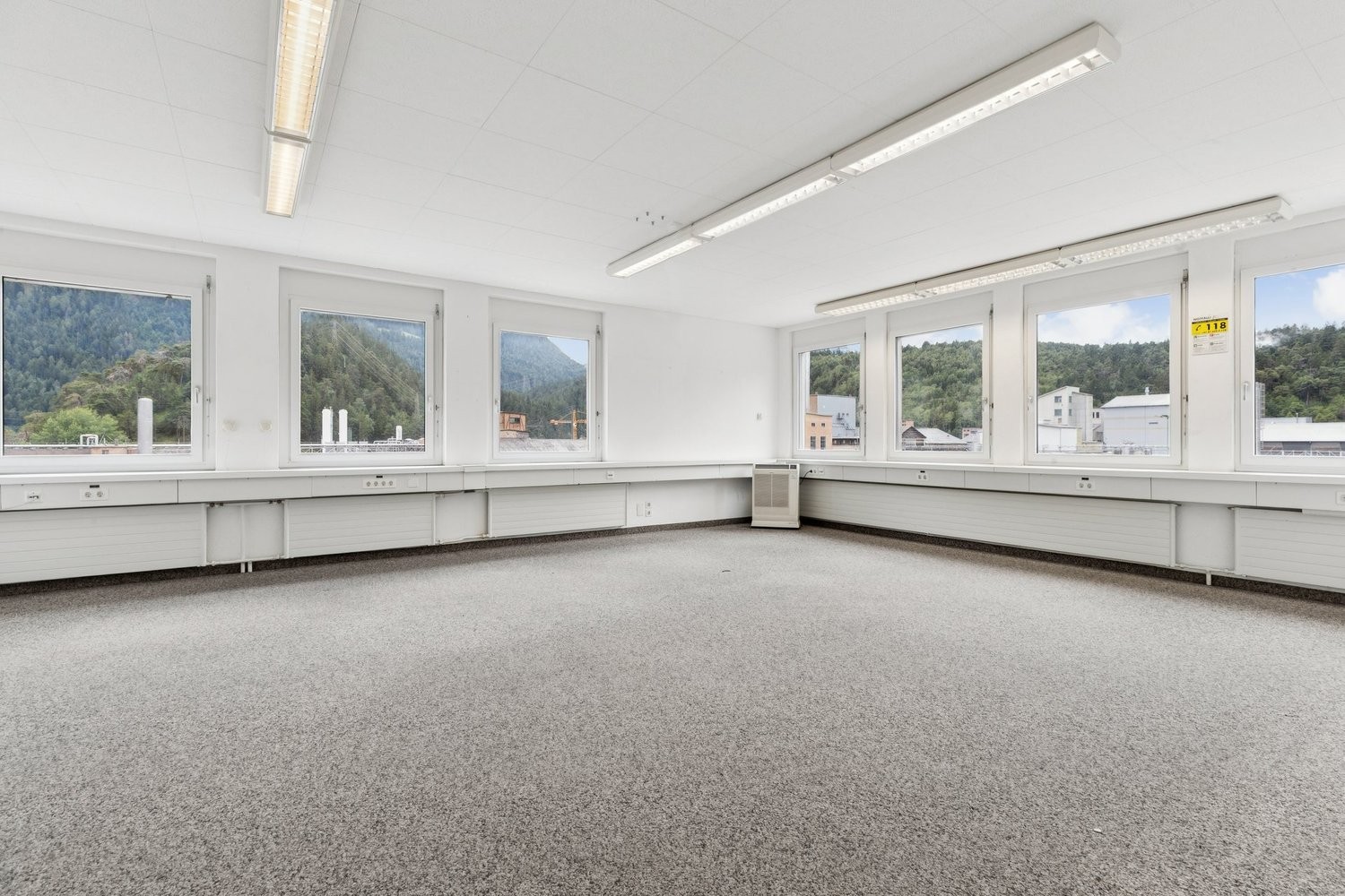 858m² office, photo 3 of 10