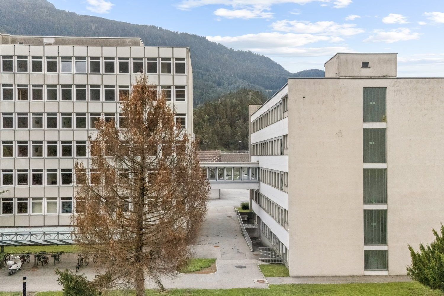 858m² office, photo 1 of 10