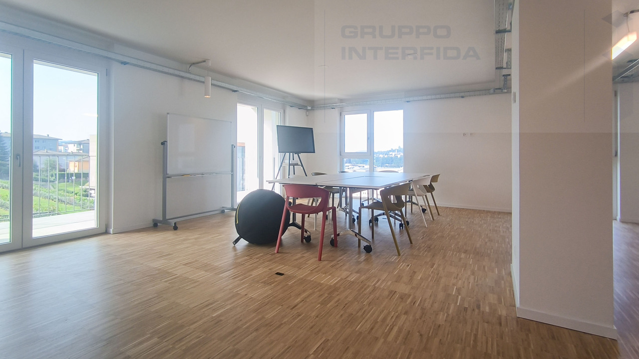 372m² office