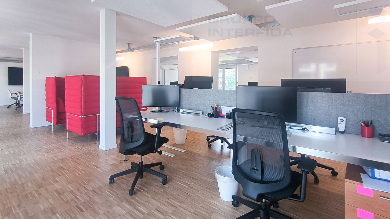 372m² office