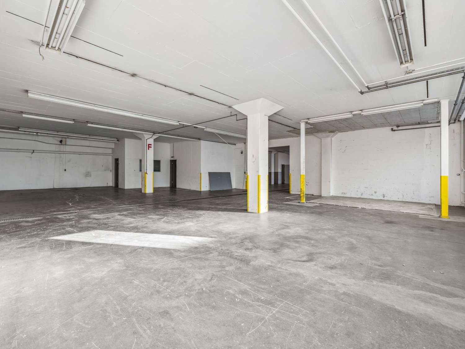 670m² industrial object, photo 9 of 10