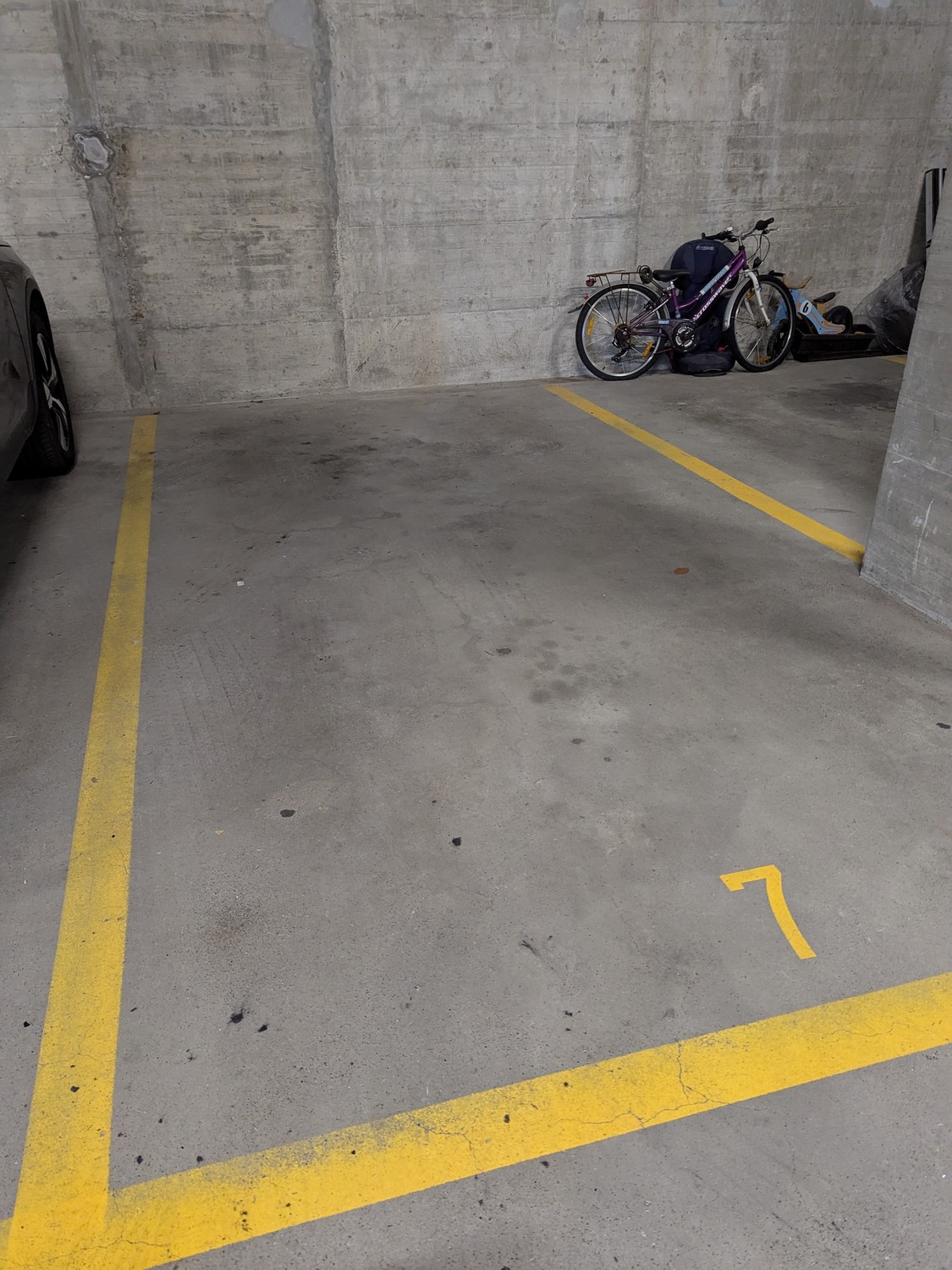 Underground slot

Start of rental mid-September 2026 or later depending on agreement
No rent deposit requested.

Located at rue François d'Alt 5, underground parking space for rent in a closed parking garage with a remote control system.
Centre of Fribourg, Alt district, close to EPAI, CO Belluard, , photo 1 of 4