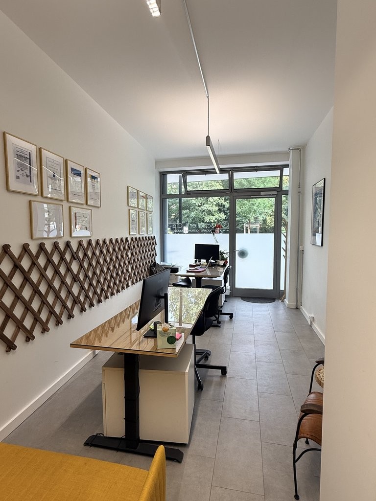 27m² commercial

Avenue Théodore Weber 34-36 is located in the upper part of the Eaux-Vives district, between Champel and Malagnou.

We offer you this arcade of approximately 27 square meters located on the ground floor of a recently renovated building.

It includes a workspace currently configured , photo 6 of 7