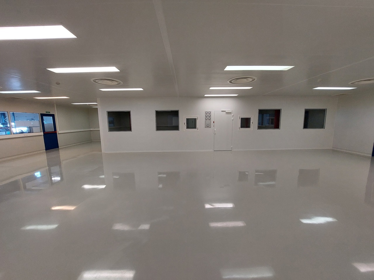 350m² laboratory