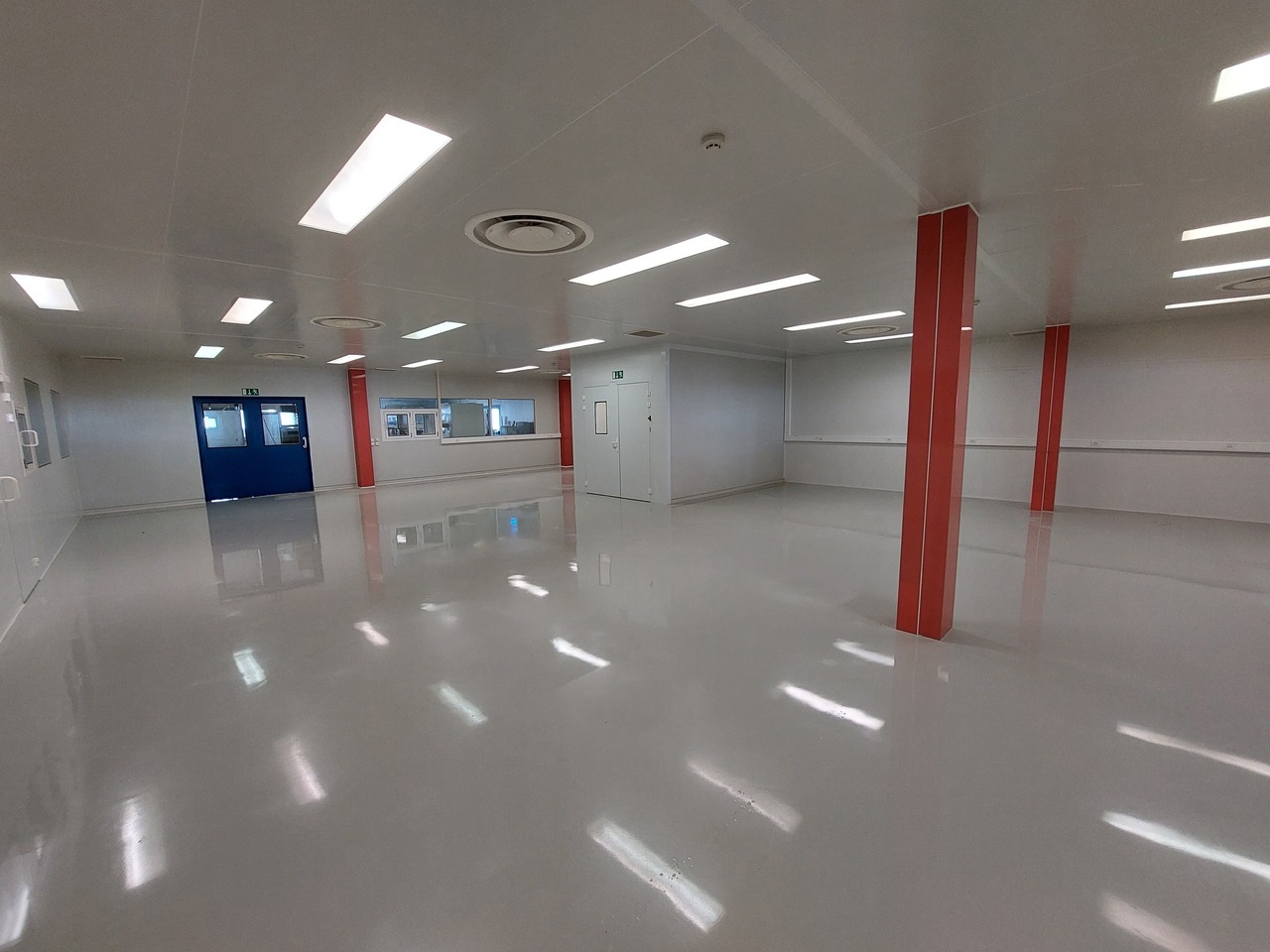 350m² laboratory