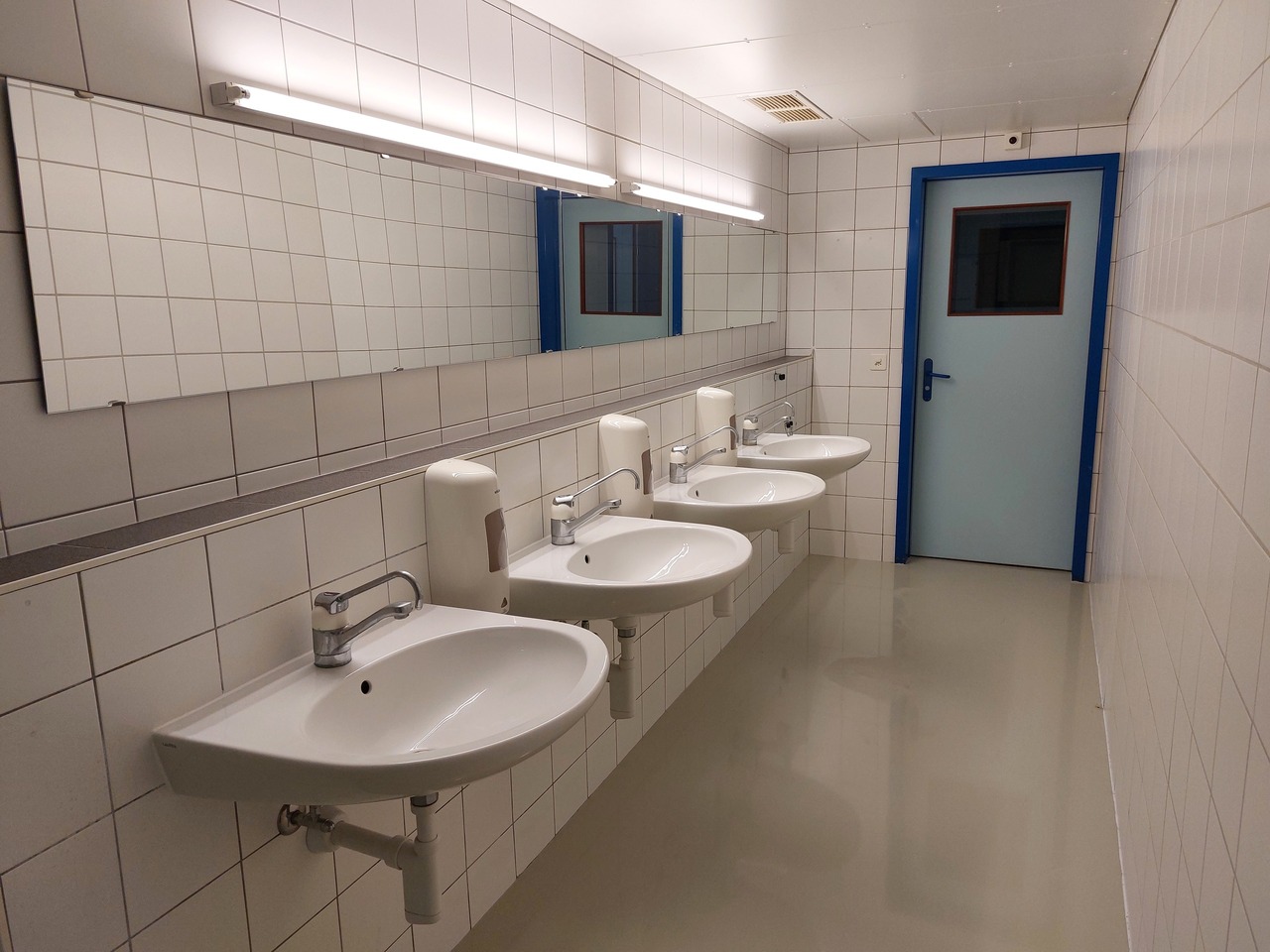 350m² laboratory