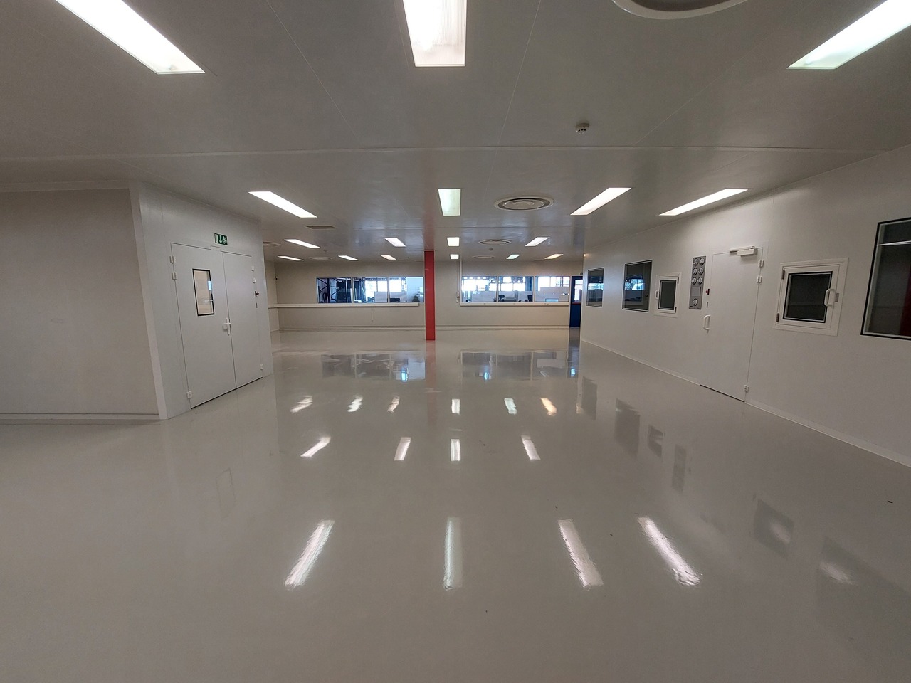 350m² laboratory