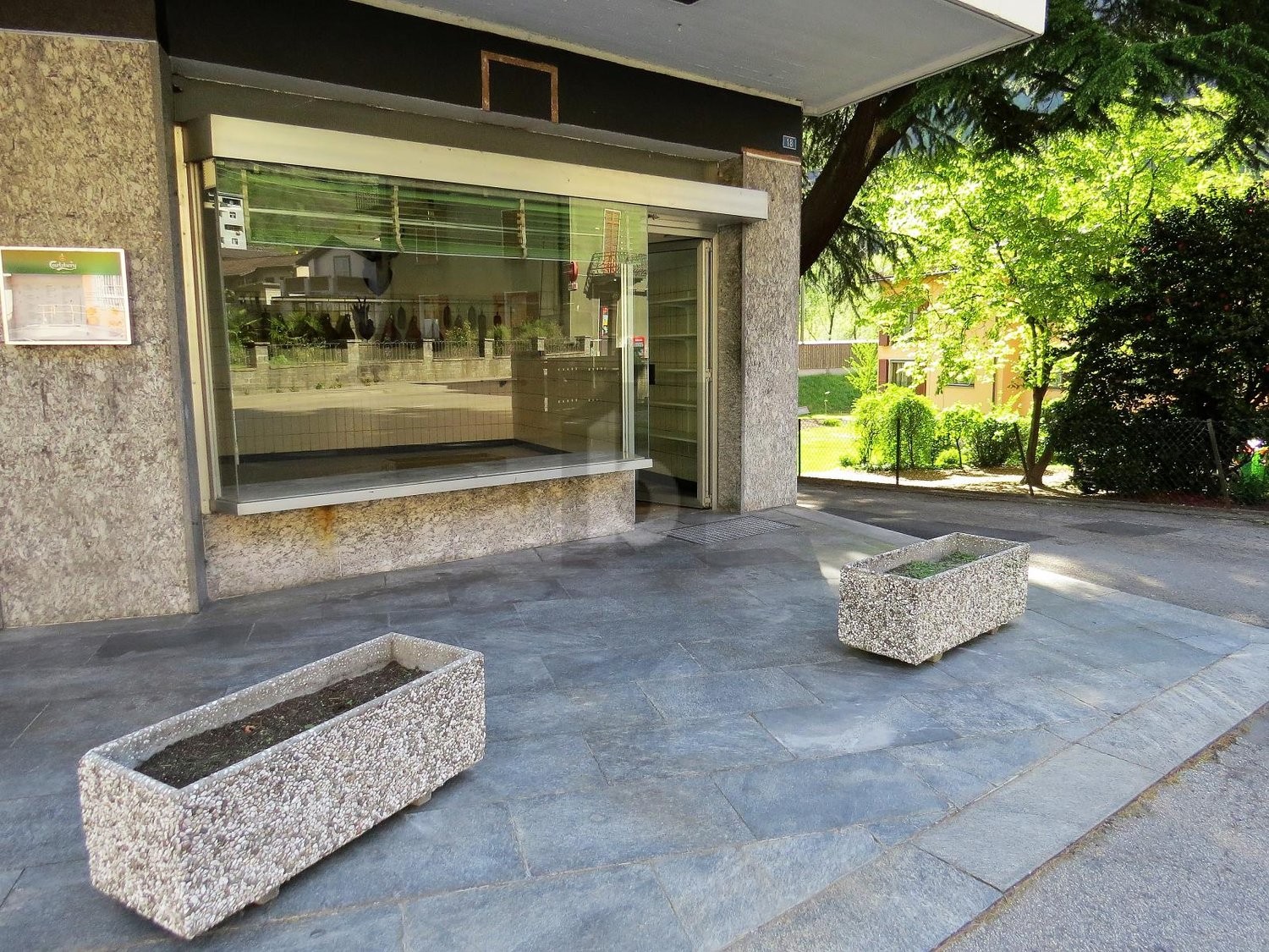 65m² shop, photo 2 of 2