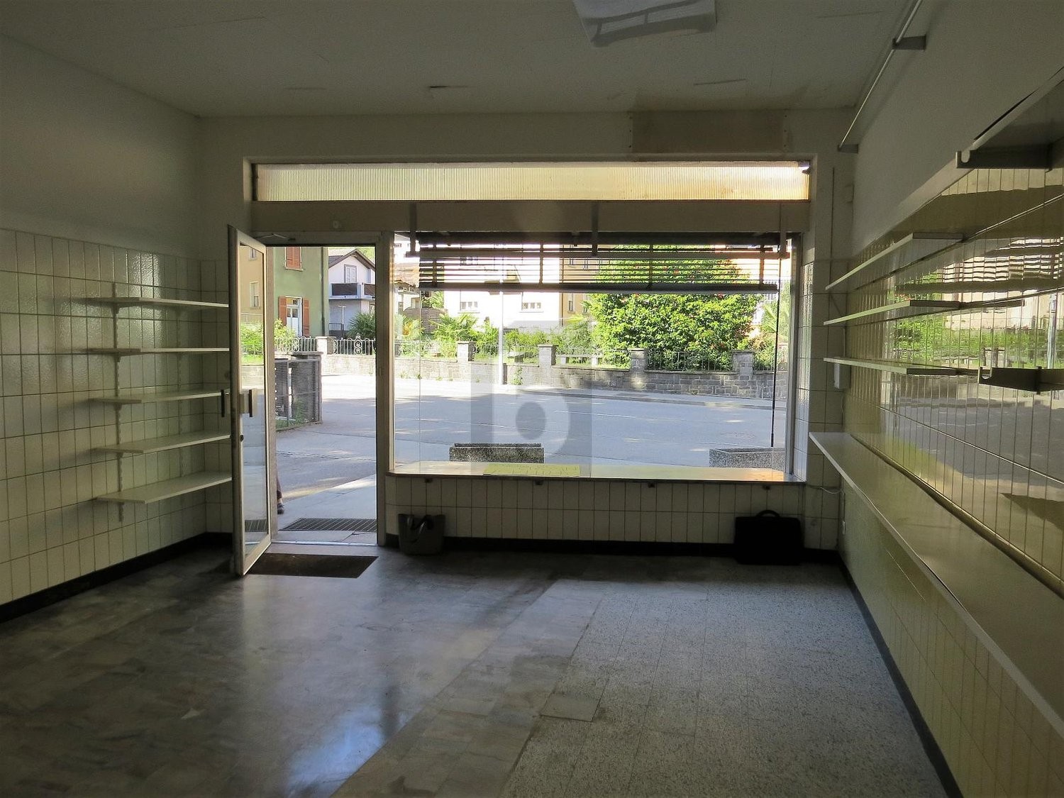 65m² shop, photo 1 of 2