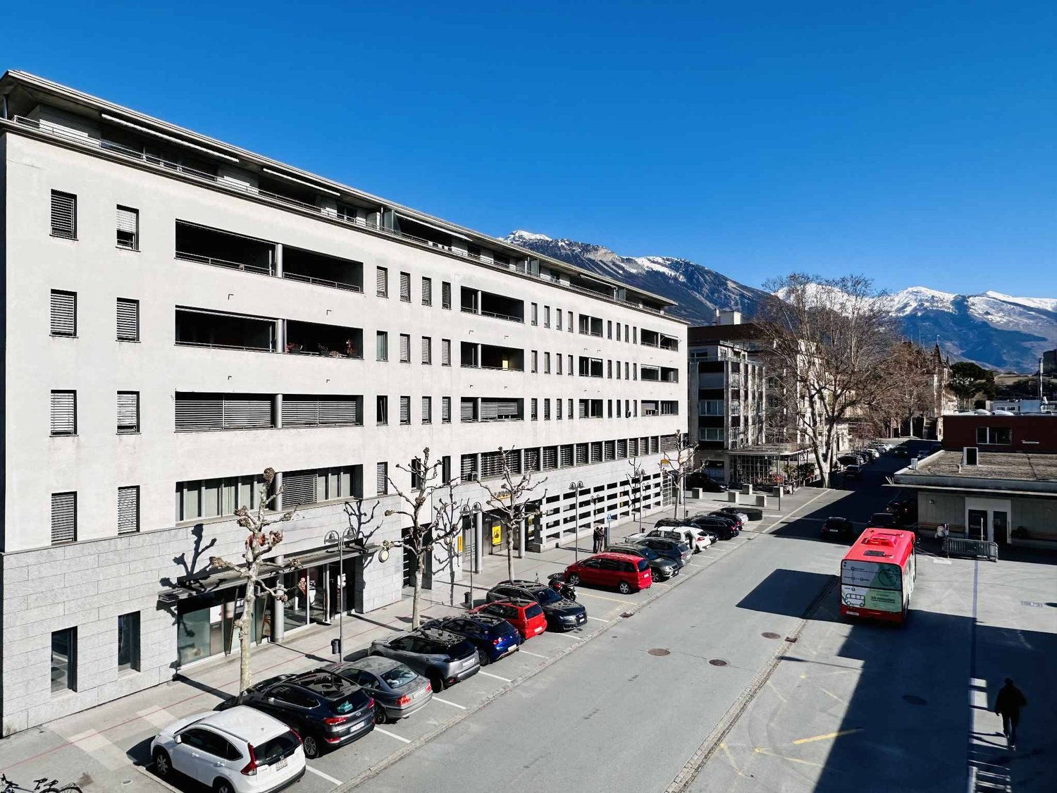 177m² arcade