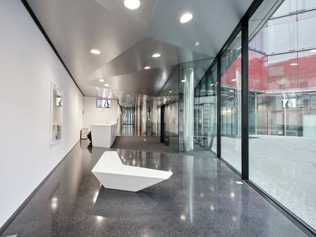 3300m² office, photo 1 of 10