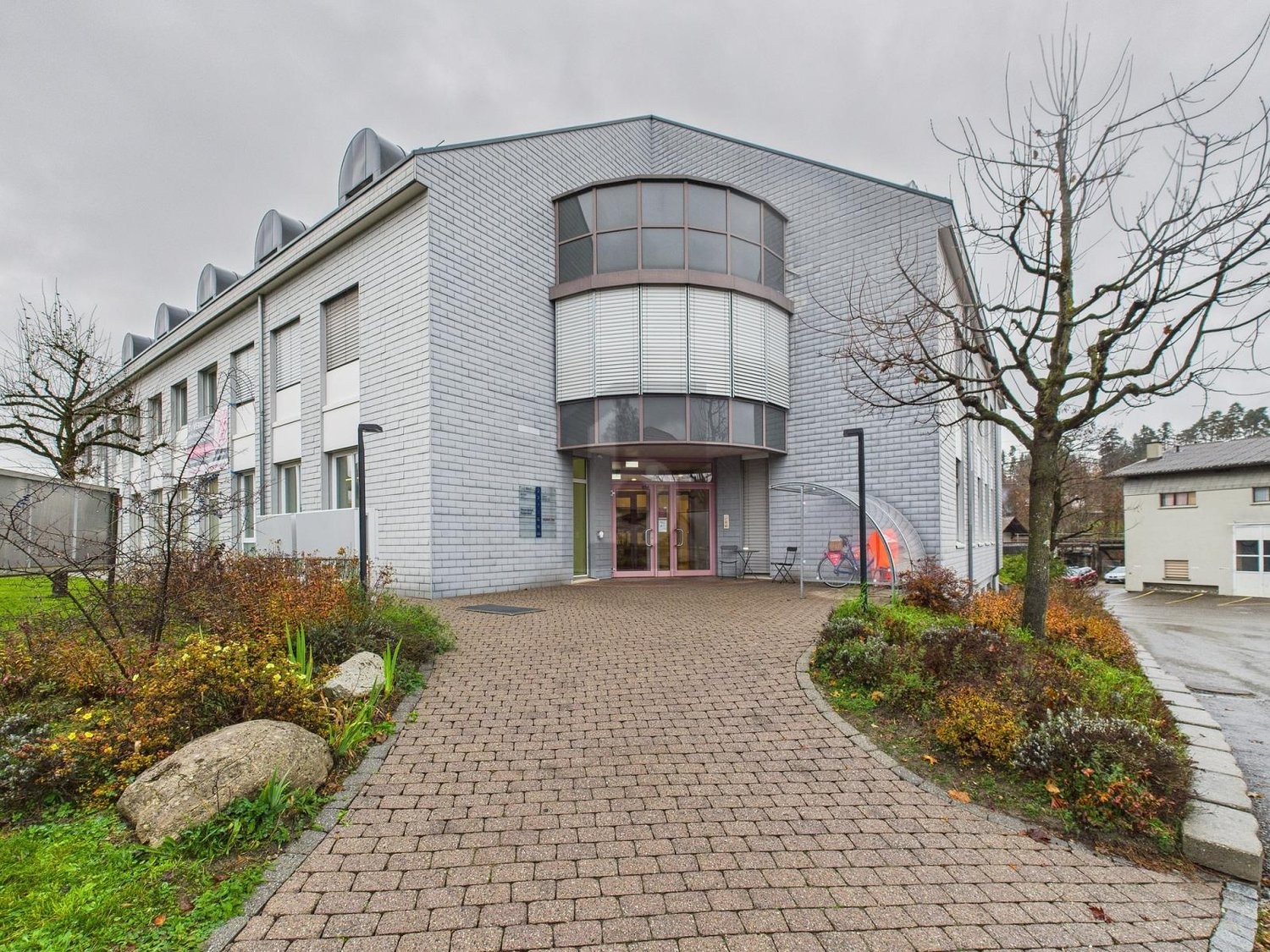 64m² office