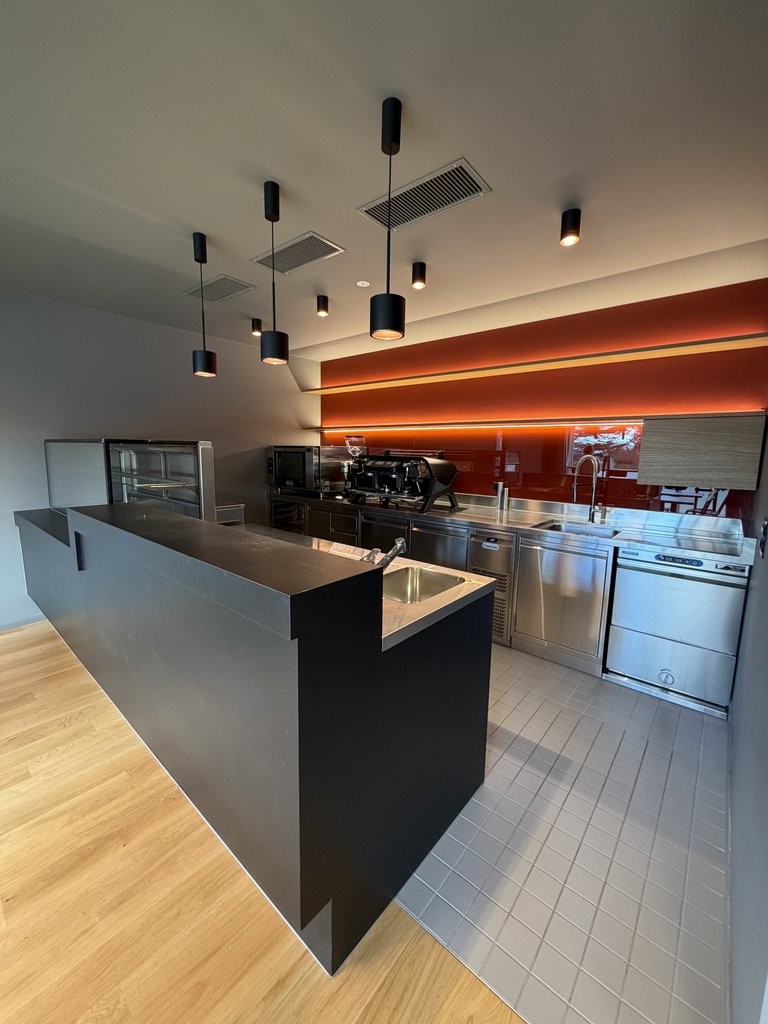 84m² shop, photo 2 of 6