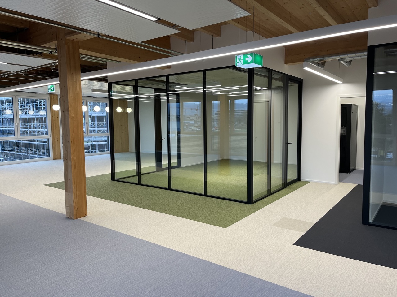 310m² office