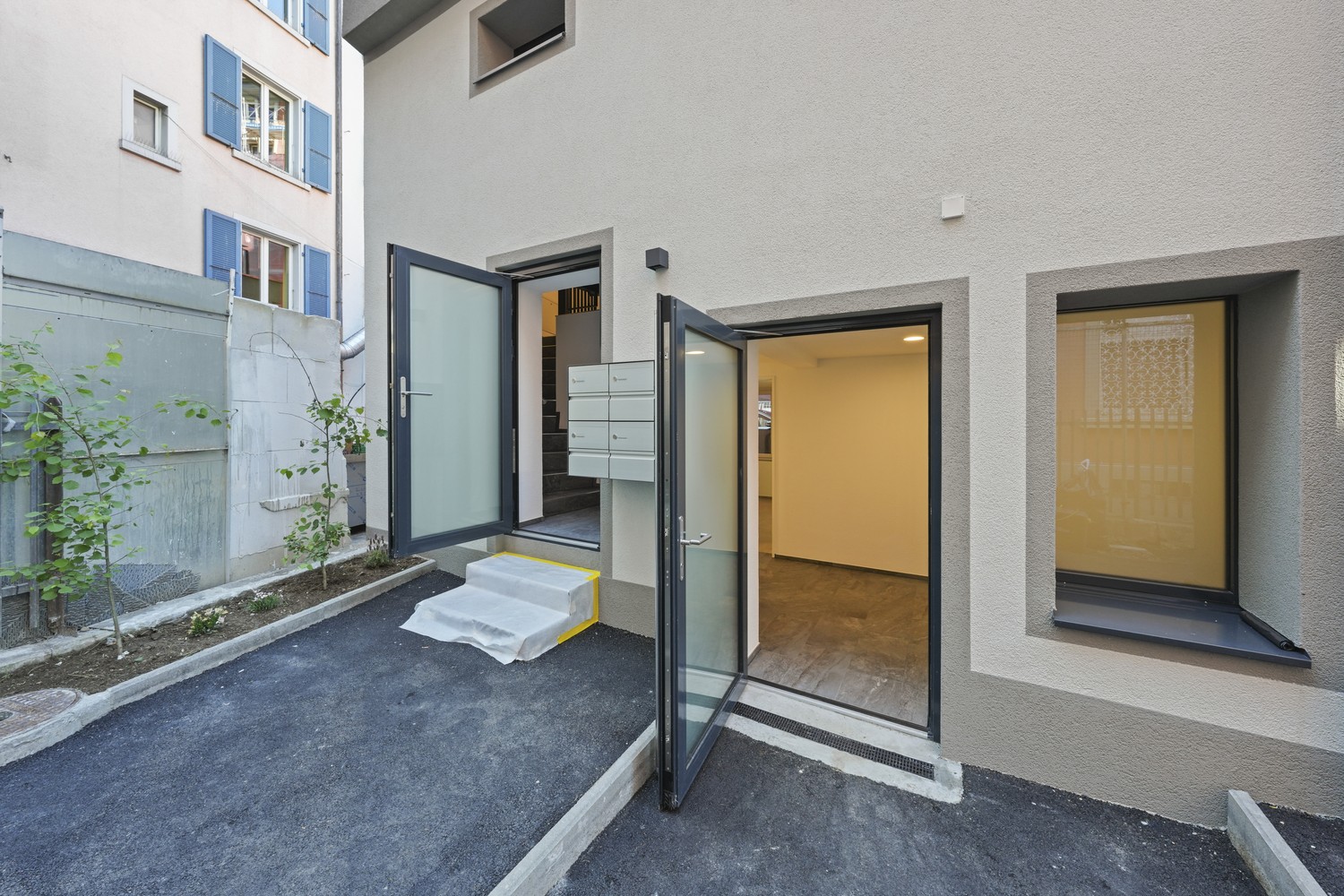 100m² commercial, photo 1 of 10