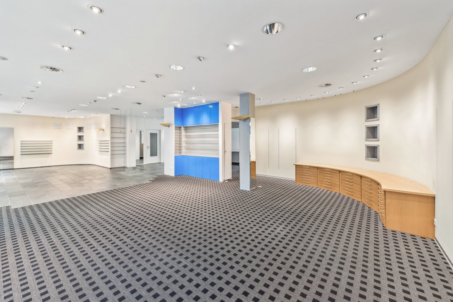 148m² shop, photo 1 of 6