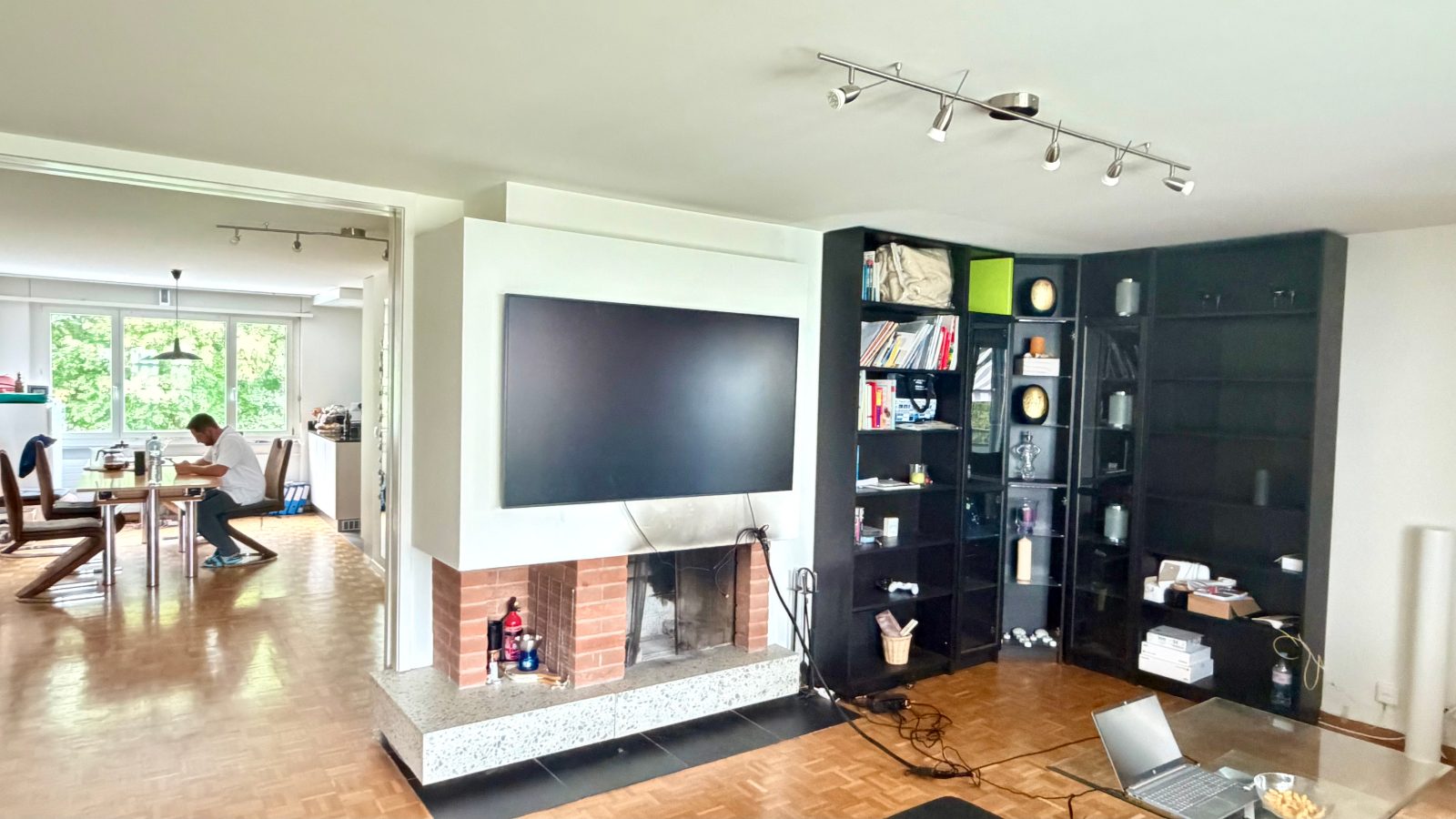 Room in cool WG available